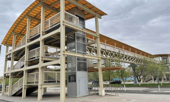 Атырауда жаяу жүргінші көпірінде жеделсаты жасамай, тұрғындарға қолайсыздық тудырып отыр