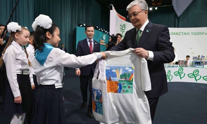 Атыраулық  Аружан президентке өз қолымен салған суреті бар жейде сыйлады