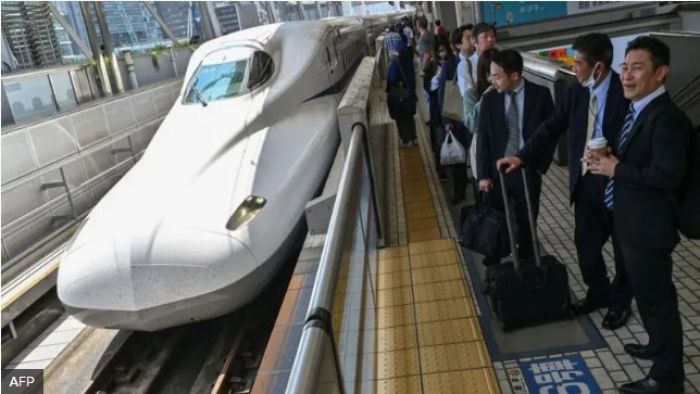 ​Жапонияда жылан жүрдек пойыздардың қозғалысын екі сағатқа тоқтатты