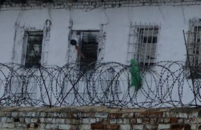 «Анашым, көмектесші!»: Атыраудағы тергеу абақтысында сотталған жігіт өз тамырын кесіп, аузын тігіп тастады
