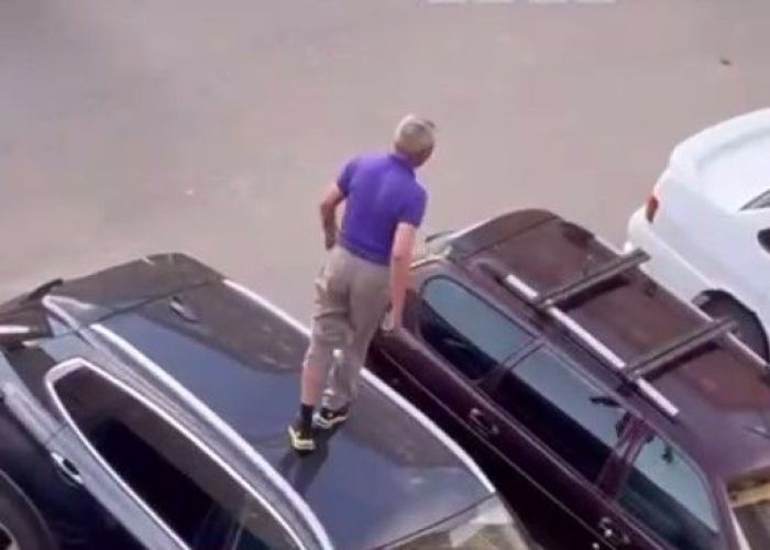 Атырауда ер адам бөтен көліктің төбесіне шығып, жазаға тартылды