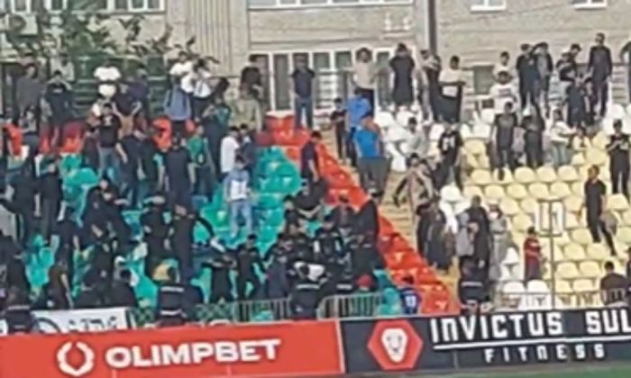 Атыраудағы «Мұнайшы» стадионында жас жанкүйер шоу ұйымдастырды