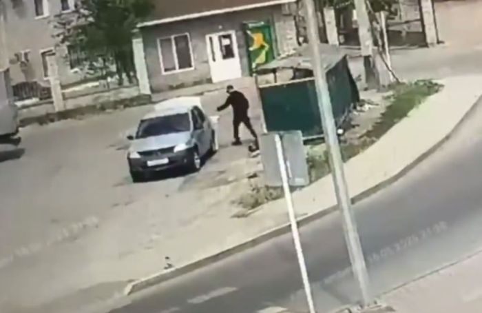 Атырауда ер адам қоқыс контейнеріне нәжіс қалдықтарын төккен 