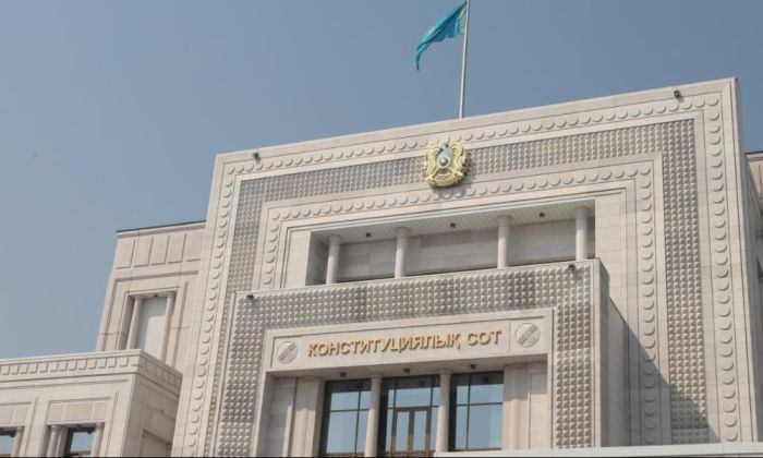 ​ҚР КС: заң бойынша "Болашақ" түлегі Қазақстанда қызметін өтеуі тиіс