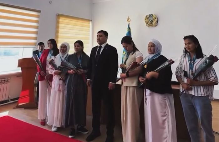 Атырауда көп балалы аналар мемлекеттік наградалармен марапатталды