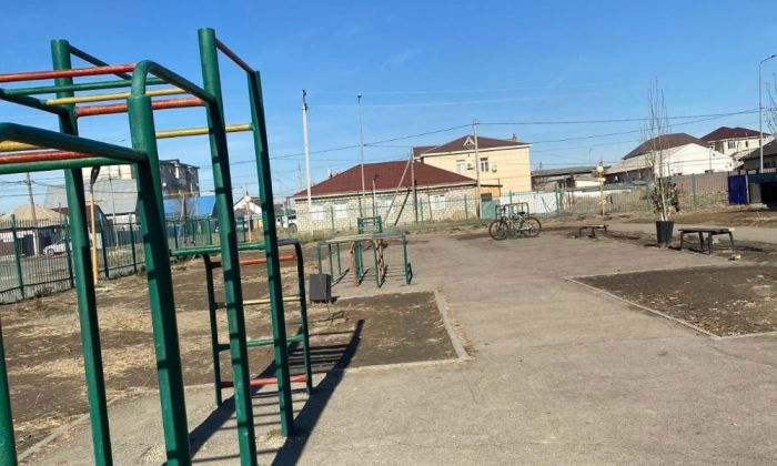 Атырауда оқушы қыз мектеп аумағындағы жаттығу құрылғысында ауыр жарақат алып, саусағынан айырылды