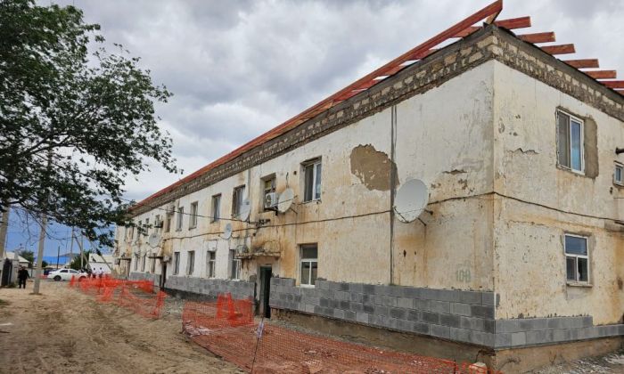 ​Доссордағы ескі үйлердің қасбеттері мен шатырлары жөнделуде