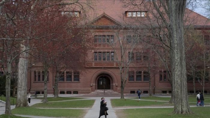 АҚШ университеттеріне қысым: Гарвард түлектерінің туыстары наразылық білдірді