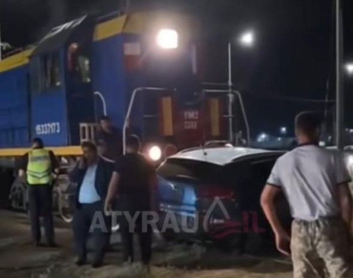 Атырауда теміржол өткелінде тепловоз бен көлік соқтығысып қалды