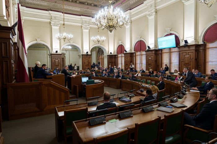 Латвияда депутаттарға тек латышша сөйлеу міндеттелді