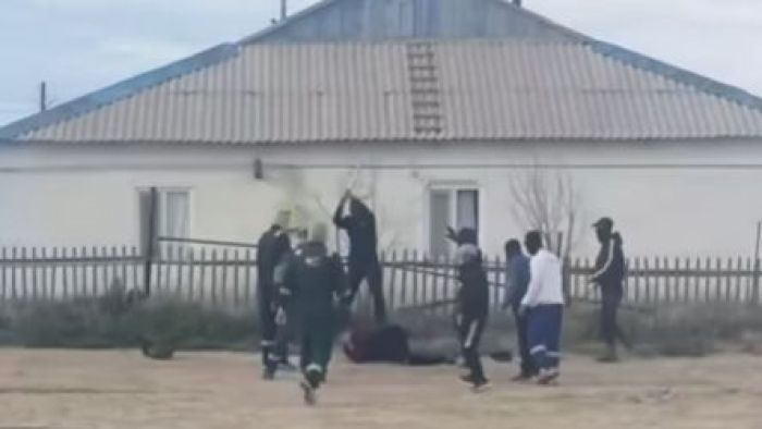 Мұқырда бір адамды жабылып соққыға жыққан