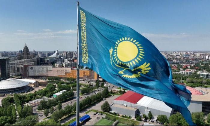 Президент Мемлекеттік ту көтеру рәсіміне қатысты