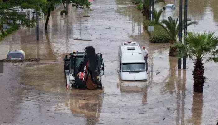 Түркияның бір қаласын ​нөсер жаңбыр шайып кетті