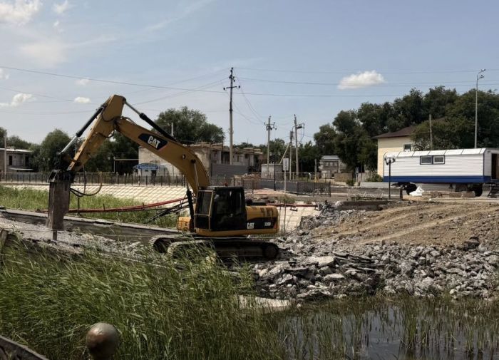 Құлсарыда жаңа асфальт төселген көпірді бұзып жатыр