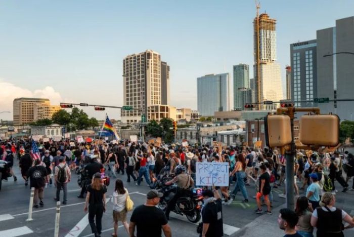 АҚШ-та наразылық күшейді: Нью-Йорк пен Чикагода жаңа шерулер өтті