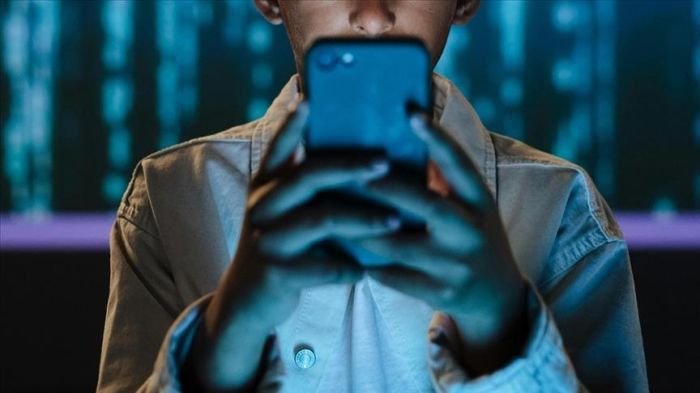 Макрон: "15 жасқа дейінгі балаларға әлеуметтік желілерді қолдануға тыйым салу керек"