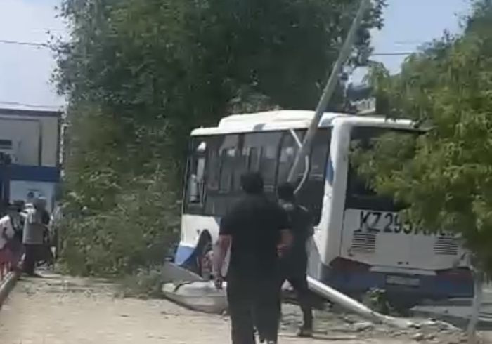 Құлсарыда автобус жол шетіне шығып кетіп, алты адам ауруханаға жеткізілді