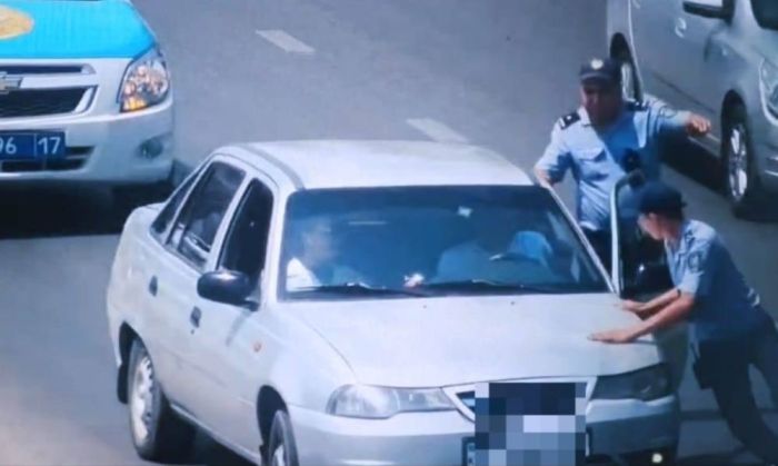 Шымкентте полицей өз өмірін қатерге тігіп, қауіпті жүргізушіні тоқтатты 