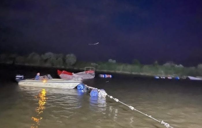 Дамбы маңындағы өзен тармағына қалқымалы «шлагбаум» орнатылған