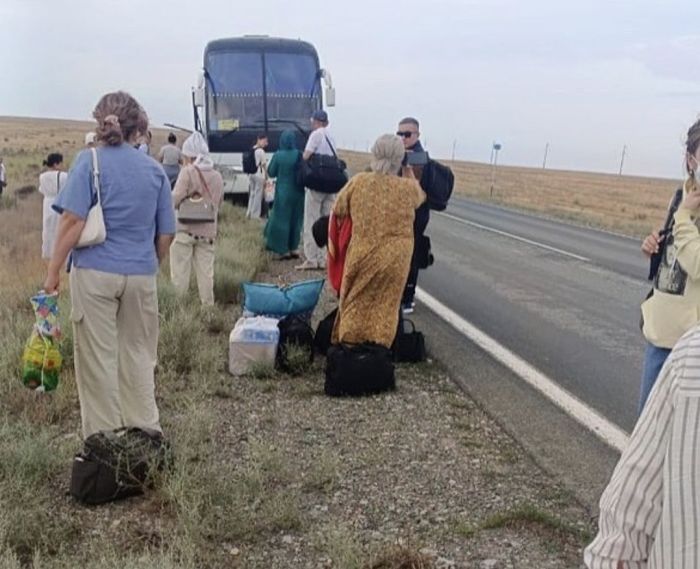 Жолдағы апат: жолаушылармен келе жатқан автобустан түтін шықты