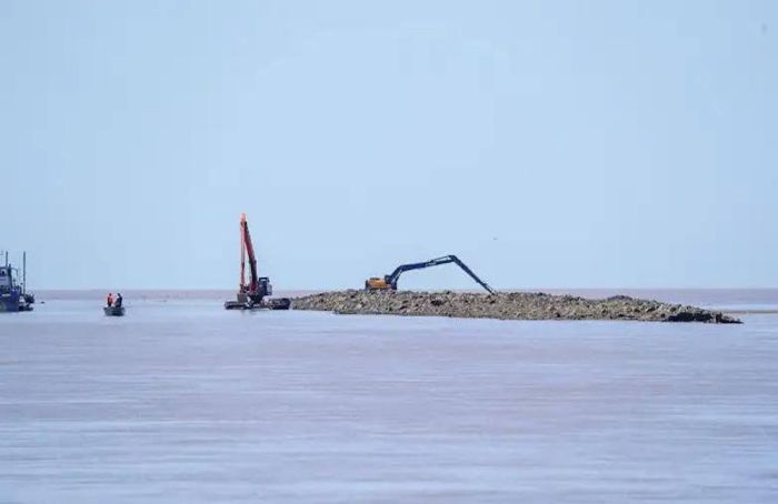 «Ақжайық» резерватындағы өрт: амфибия-экскаватор тартылды​