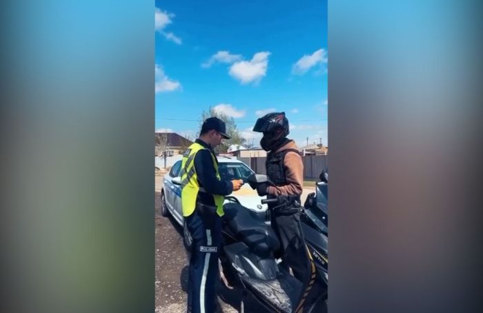 Атырау облысында мопед жүргізушілерінің құжаттары тексерілуде