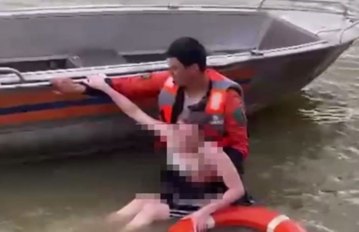 Атырауда құтқарушылар әйелді судан алып шықты