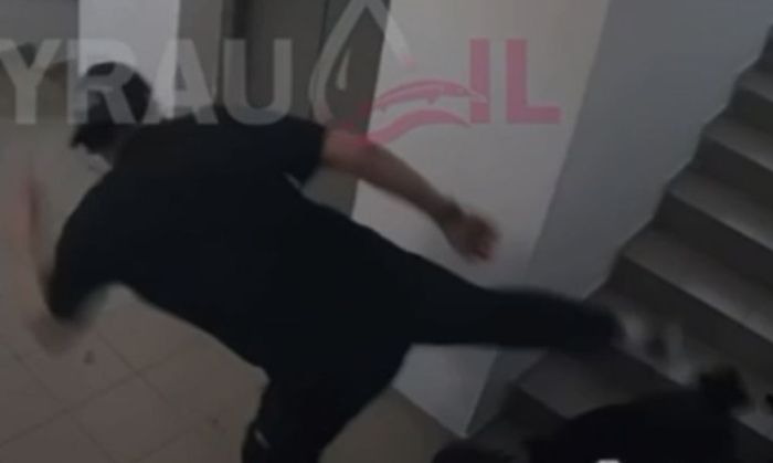 ​Береке ықшамауданында еркек қызды ұрып кетті