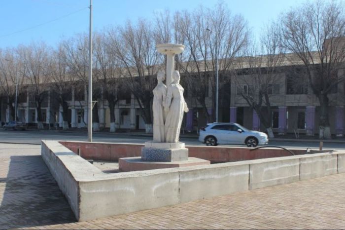 «Үш кербез» мүсіні Құрманғазы атындағы Мәдениет сарайының алдына қайтарылады