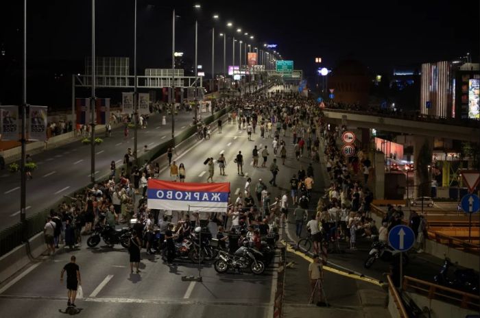 Сербияда студенттер жолдарды жауып, мерзімінен бұрын сайлауды талап етті