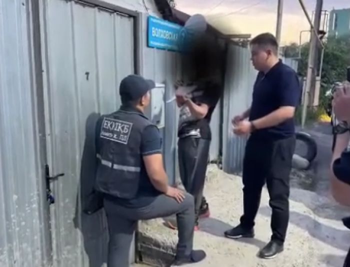 Алматыда полиция күдіктіден есірткінің ірі партиясын тәркіледі  