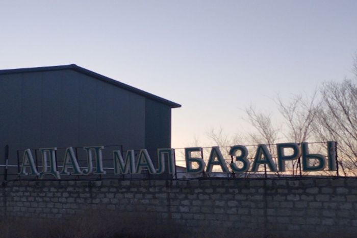 Атырауда мал базарының артынан қан аралас сұйықтықтар төгілген құдық табылды