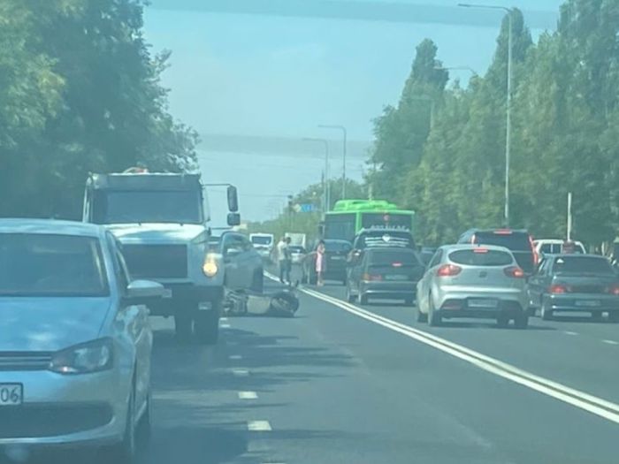 ​Атырауда мопед және екі көлік соқтығысып қалды