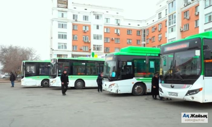 Атырауда жолаушылар автобустардағы қапырық ауаға шағымдануда