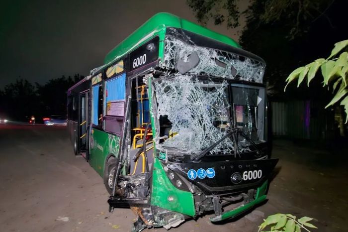 Алматыда  ірі жол апатынан 23 адам зардап шекті