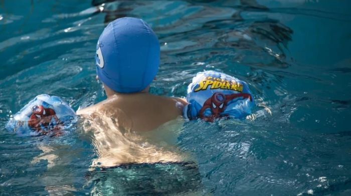 Атырау аквапаркіндегі сұмдық: балаларды көтеріп алып шыққан