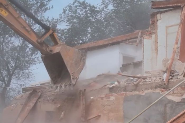 ​Атырауда апатты деп танылған екі қатарлы үйлер сүріліп жатыр