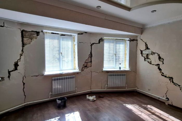 Атырауда су құбырының жарылуынан үйлер қирап жатыр