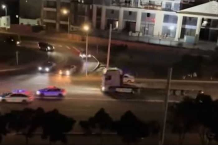 ​Ақтауда GTA көріністері: Полицейлер жүк көлігін шеге төсеп тоқтатты