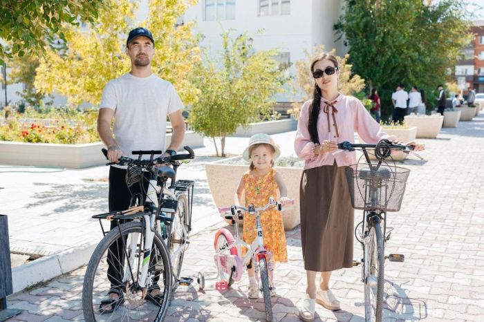 Мақат тұрғындары велосипедпен бір күн ішінде 1200 тоннаға дейін қоқыс жинады