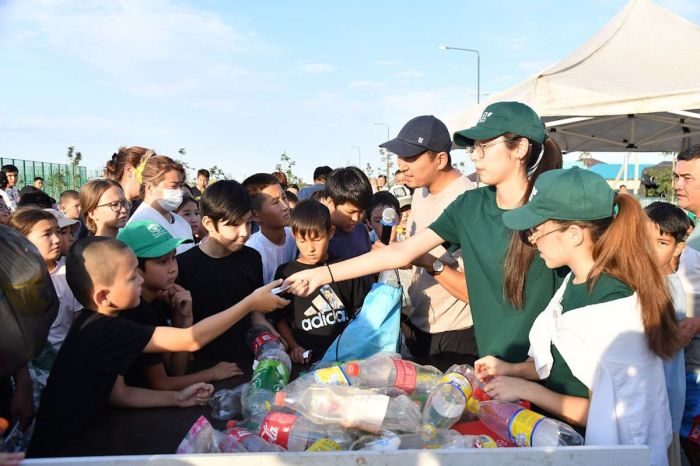Атырауда бір сағат ішінде 24 мың пластикалық бөтелке жиналды