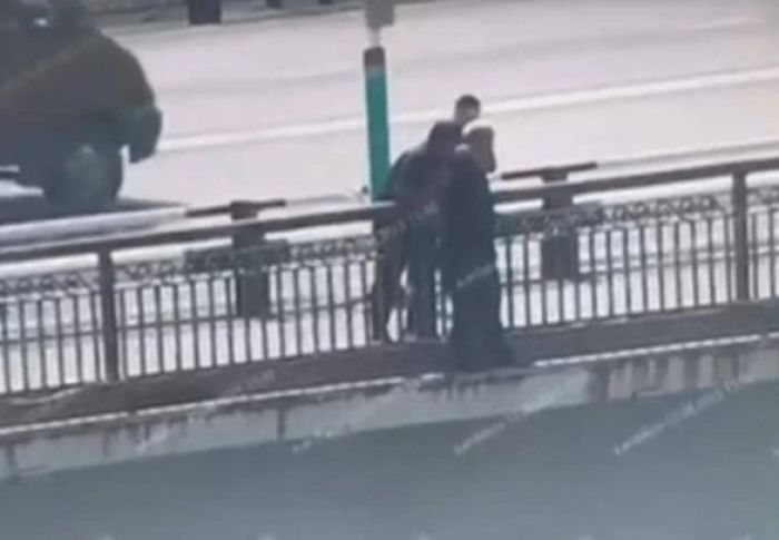 Атырауда полиция ер адамды көпірден секірмек болған сәтте құтқарып қалды