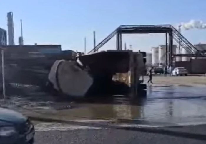 Атырауда зауыт маңында жүк көлігі аударылды