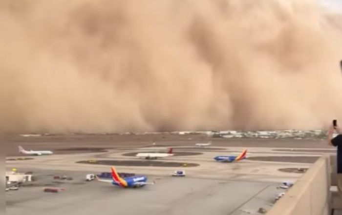 Құмды дауыл​ АҚШ-тағы Финикс әуежайына зиян келтірді