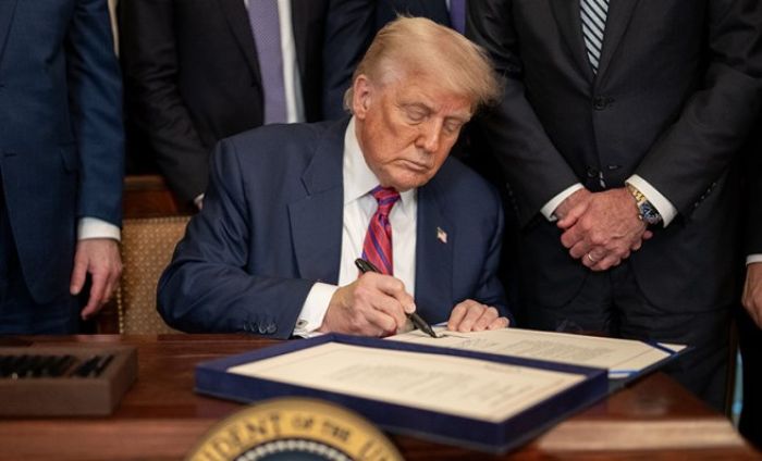 Трамп АҚШ туын өртегені үшін қылмыстық жауапкершілік енгізді