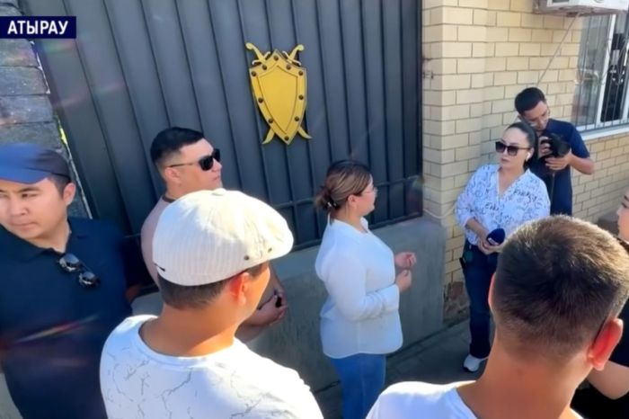 ​Атырауда автосалондағы көліктер тәркіленді: прокуратура тексеруге уәде етті