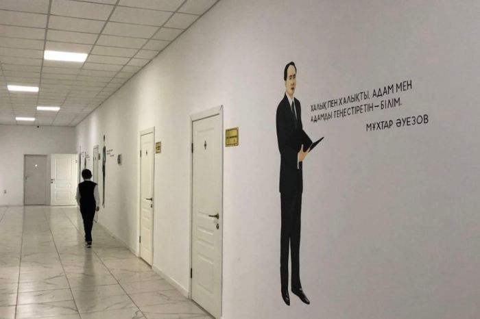 Атырауда ата-аналар Qazbilim мектебі жабылғаннан кейін ақшаларын қайтаруды талап етуде