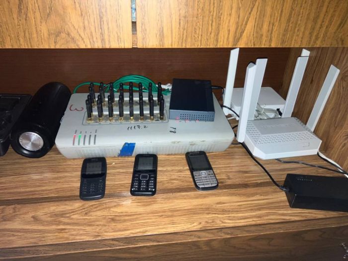 Павлодарда полиция алаяқтық схемаларда пайдаланылған SIM-box жабдығын тәркіледі  