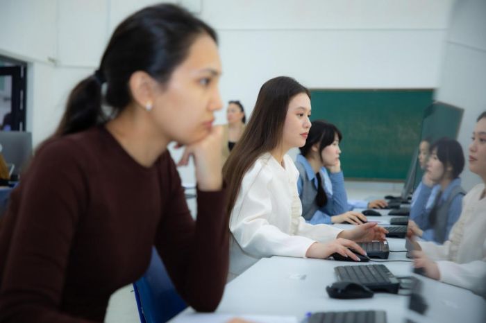 200 мыңнан астам педагог жасанды интеллектіні қолдануға арналған тегін курстан өтті