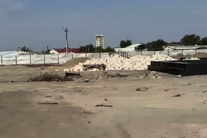 ​Үйден ұшақтарды бақылауға болады: Атырауда әуежай жанындағы жер сатылған